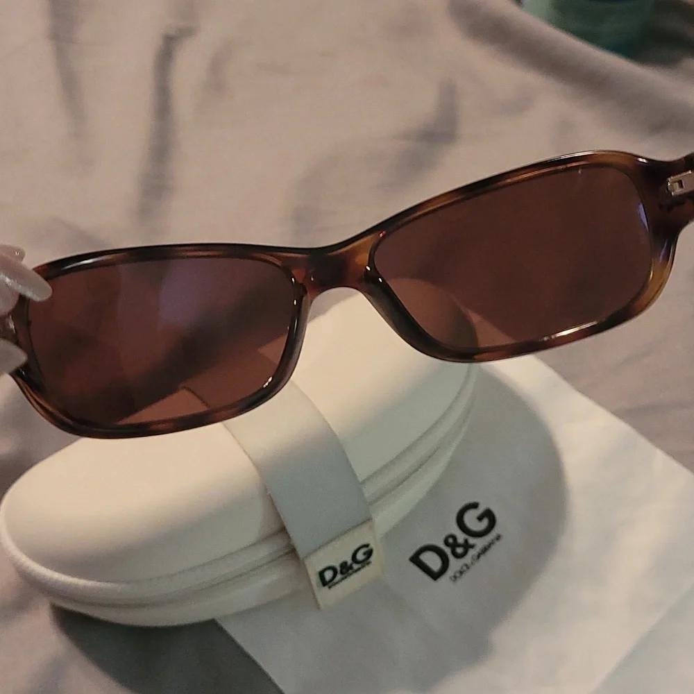 DOLCE AND GABBANA SUNGLASS UNISEX WITH CASE AND CLOTH - Picture 6 of 8